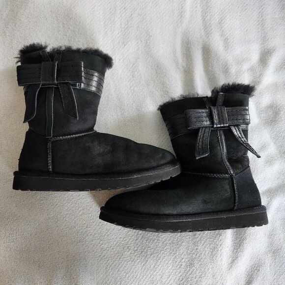 UGG JOSETTE SHORT BOOT SUEDE & SHEEPSKIN -  US 7 BLACK - Picture 1 of 7
